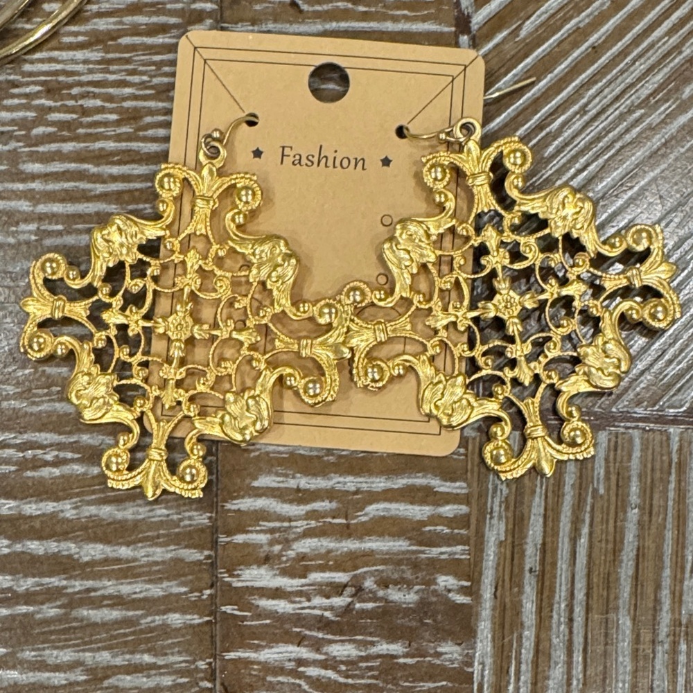 Elegant Gold Filigree Earrings